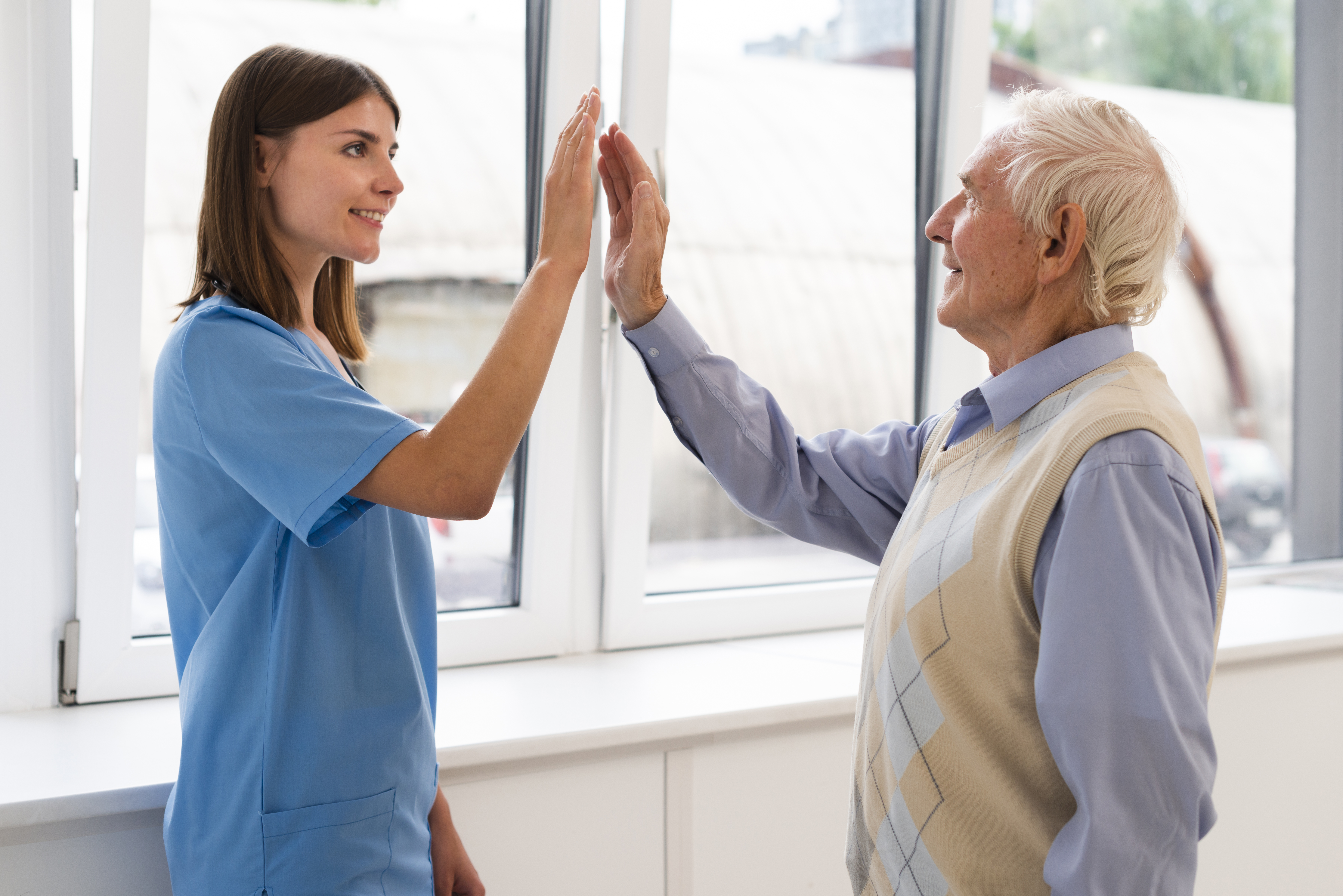 Profesionales de salud brindando atención domiciliaria